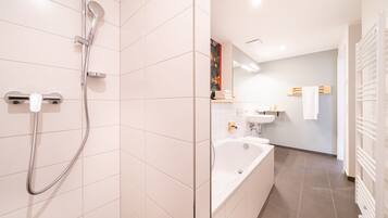 Design-Apartment, 2 Schlafzimmer, Terrasse, Blick auf den Innenhof | Badezimmer | Kostenlose Toilettenartikel, Haartrockner, Handtücher, Seife