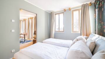 Design-Apartment, 1 King-Bett, Terrasse, Blick auf den Innenhof | 1 Schlafzimmer, individuell dekoriert, individuell eingerichtet