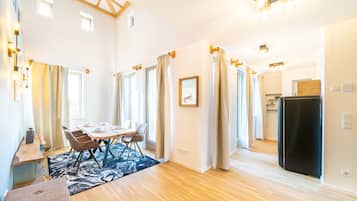 Design-Apartment, 2 Schlafzimmer, Terrasse, Blick auf den Innenhof | Wohnzimmer | Fernseher