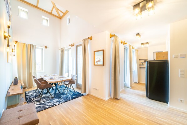 Design-Apartment, 2 Schlafzimmer, Terrasse, Blick auf den Innenhof | Wohnzimmer