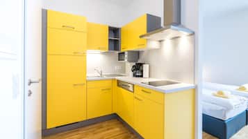 Deluxe-Apartment (incl. EUR 35 cleaning fee per stay) | Dapur pribadi | Lemari es besar, microwave, mesin espresso, dan mesin pembuat kopi/teh