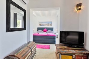 4 chambres, coffres-forts dans les chambres, fer et planche à repasser
