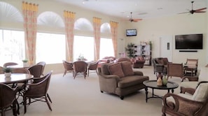 Apartment | Living room | Flat-screen TV, DVD player, table tennis