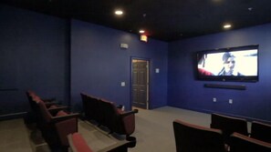 Apartamento | Sala de estar | Una televisión de pantalla plana, un reproductor de DVD