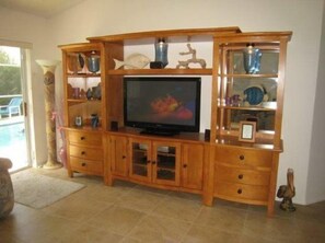 Casa | Sala de estar | Una televisión de pantalla plana, un reproductor de DVD
