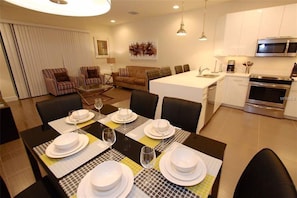 Casa | Cocina privada | Frigorífico, microondas, horno y lavavajillas