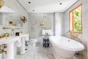 Baignoire, sèche-cheveux, serviettes fournies