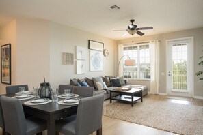 Condo | Living room | Flat-screen TV, DVD player, toys, books - Tropicana Lake View (Orlando)