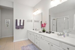 Condo | Banheiro | Secador de cabelo, toalhas de banho