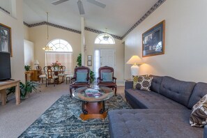 Villa | Wohnzimmer | Flachbildfernseher, DVD-Player