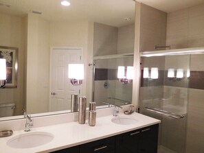 Bathroom - Serenity 3 (Clermont)