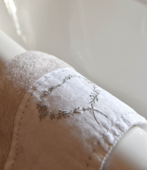 A close-up of a white pillow with embroidered details. - Luxury Cottage Near Windsor Castle (Windsor)