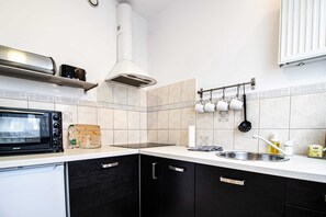 Superior appartement | Privékeuken | Een koelkast, een oven, een kookplaat, een espressoapparaat