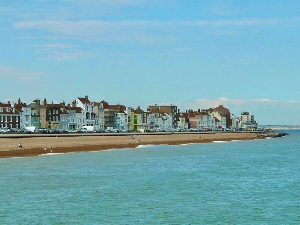 Beach - Cinque Ports Snug - parking, mins to sea and golf (Kent)