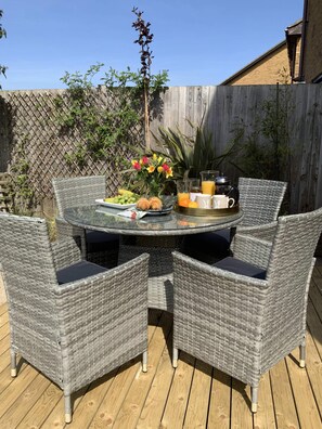 Outdoor dining - Cinque Ports Snug - parking, mins to sea and golf (Kent)