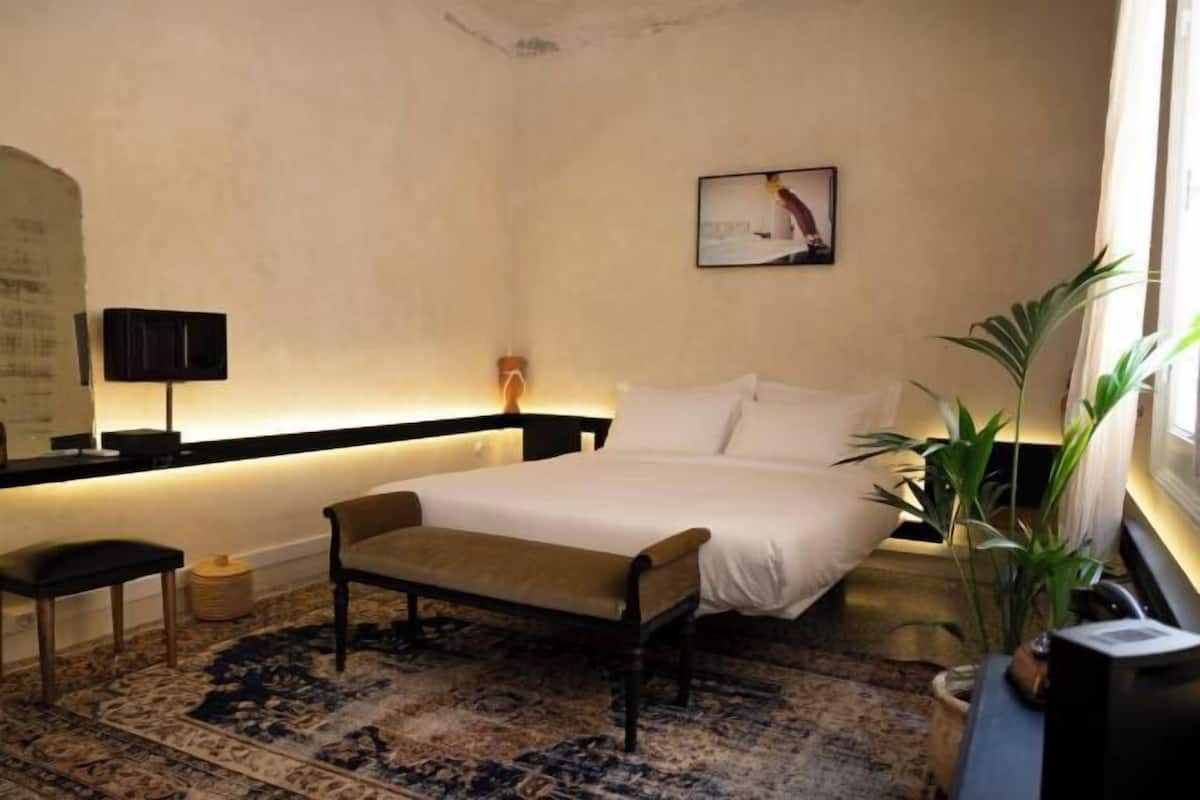 1 bedroom, premium bedding, down duvets, minibar