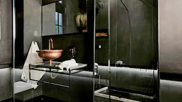 Hochwertige Bettwaren, Daunenbettdecken, Minibar, individuell dekoriert