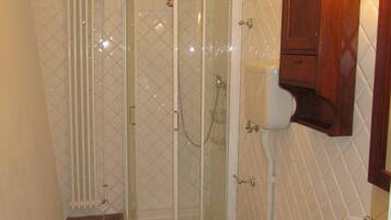Doccia, asciugacapelli, bidet, asciugamani