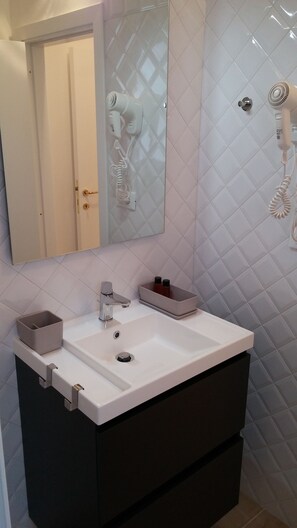 Douche, sĂšche-cheveux, bidet, serviettes fournies