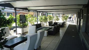 Bar (trong khuôn viên)