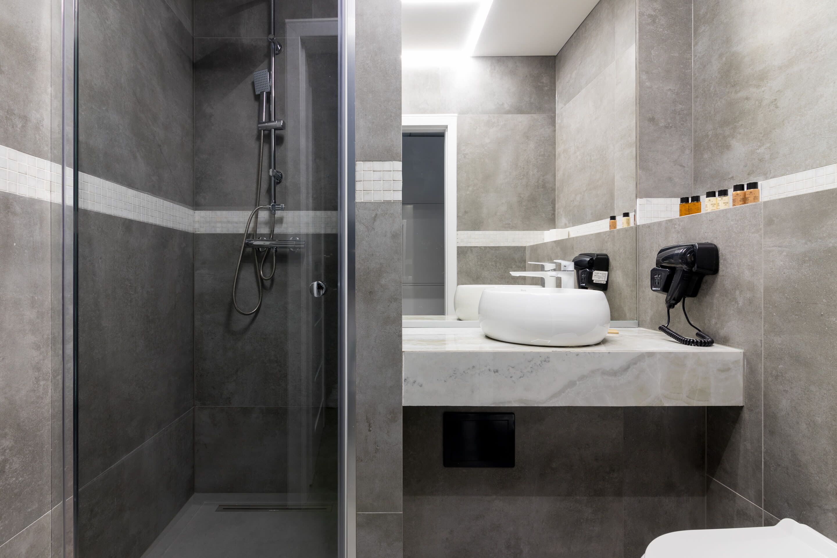 Superior Studio | Bathroom | Shower, free toiletries, hair dryer, towels