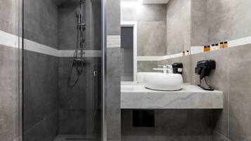 Estudio superior | Baño | Regadera, amenidades de baño gratuitas, secadora de cabello, toallas