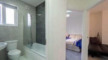 Comfort Apartment | Bathroom | Combined shower/bathtub, towels