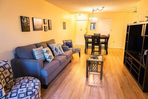 Condo | Salle de séjour | Téléviseur