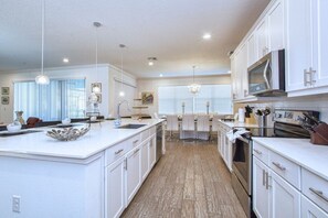 Huvila | Yksityinen keittiö | Jääkaappi, mikroaaltouuni, uuni, astianpesukone