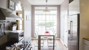 Villa | Private kitchen | Coffee/tea maker, fridge, microwave, oven - Ventura Place Villa (Orlando)