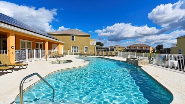 Apartment | Pool | Outdoor pool, sun loungers - Serenity 2 (Clermont)