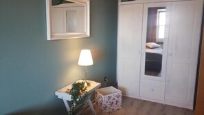 2 عدّة غرف نوم وخزنة داخل الغرفة وواي فاي