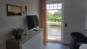 تلفزيون بشاشة مسطحة