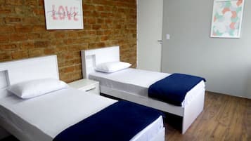 Habitación con 2 camas individuales | Cortinas blackout, insonorización y tabla de planchar con plancha