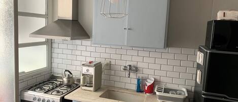 Een koelkast, een magnetron, een oven, een koffiezetapparaat/waterkoker