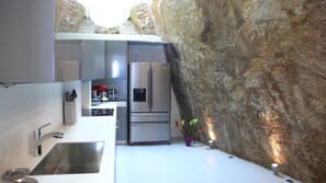 Villa, 4 chambres | Cuisine privée | Grand réfrigérateur, micro-ondes, four, plaque de cuisson