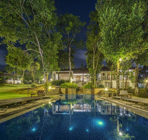 Villa Crystals - Private Luxury villa with pool close to Colombo city