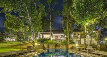 Villa Crystals - Private Luxury villa with pool close to Colombo city