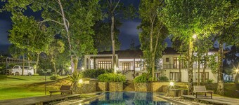 Villa Crystals - Private Luxury villa with pool close to Colombo city