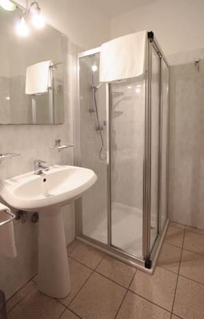 Regadera, bidet, toallas 