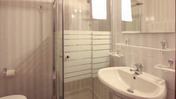 Camera con letto matrimoniale o 2 letti singoli | Bagno | Doccia, bidet, asciugamani