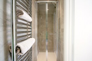 Douche, sèche-cheveux, savon, papier toilette