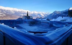 Banyera d'hidromassatge a l'aire lliure