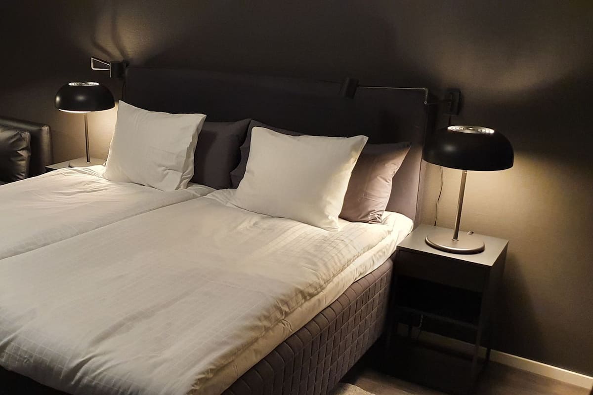 Decoración personalizada, escritorio y cortinas blackout