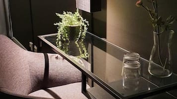 Decoración personalizada, escritorio y cortinas blackout