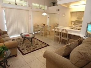 Apartment | Living room | Flat-screen TV, DVD player