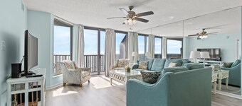 Recently updated oceanfront unit, wonderful views + Free Attraction Tickets!