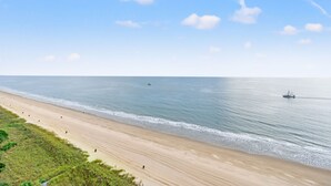 Une plage avec un rivage sablonneux et une mer calme.