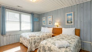 7 bedrooms, iron/ironing board, WiFi, bed sheets - Pet Friendly Oceanfront Duplex (top floor) + Free Attraction Tickets! (North Myrtle Beach)