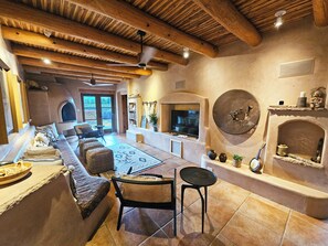 Fernseher, Kamin, DVD-Player, Stereoanlage